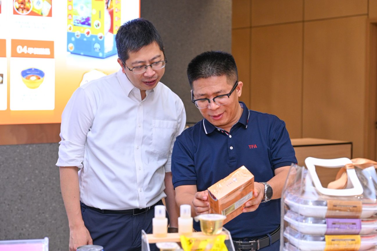 肖幼荣介绍J9直营集团产品 肖幼荣介绍J9直营集团产品